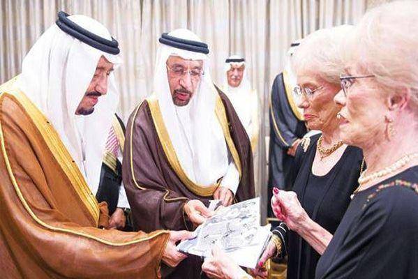 الشقيقتان التقيتا من قبل المؤسس عبدالعزيز وعبدالله
التوأمان جاكي وجويس يقابلان ثالث ملك