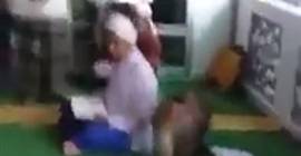 بالفيديو.. قرد يتجول داخل مسجد وسط المصلين