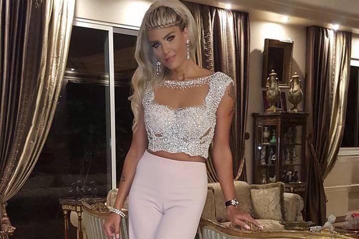 بالصور.. ميريام كلينك وميكايلا في حفل عمادة الـ