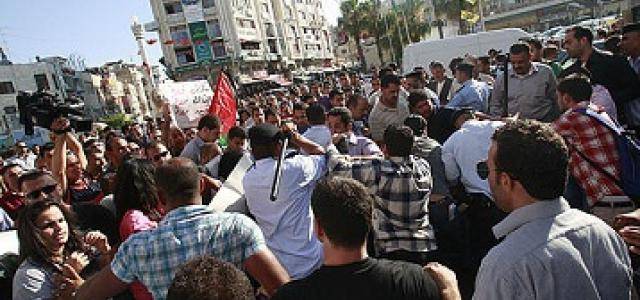 آلاف الفلسطينيين يتظاهرون قبالة ديوان نتنياهو احتجاجا على التمييز