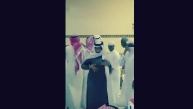 (بالفيديو) فتاة خليجية تتنكر في زي رجل لترقص مع شباب !!