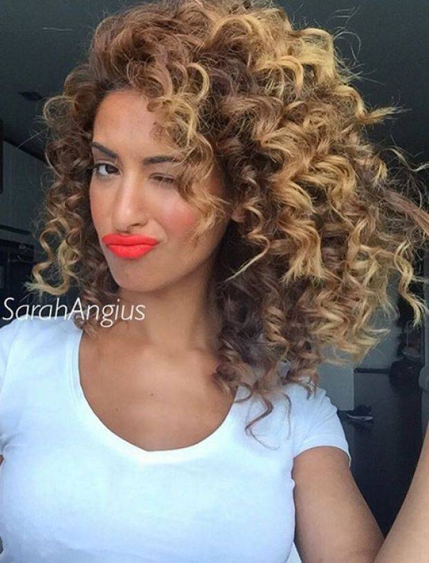 بالصور شابة عراقية يتابعها أكثر من مليون والسبب ..!