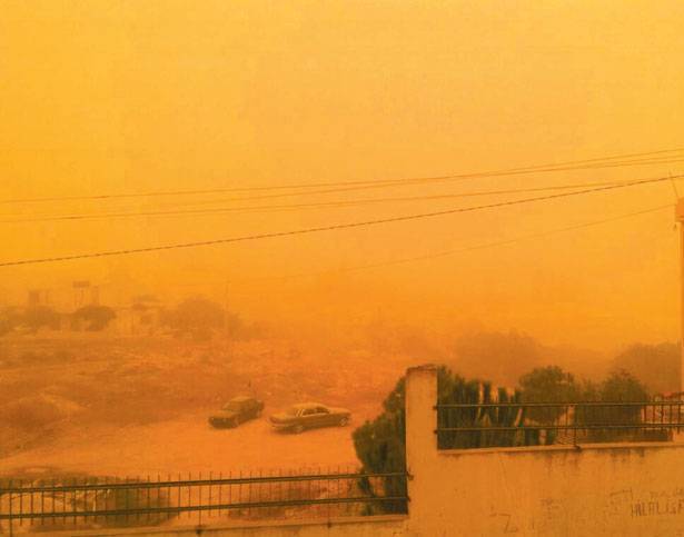 بالصور العاصفة الرملية في لبنان وتأثيرها على المواطنين
