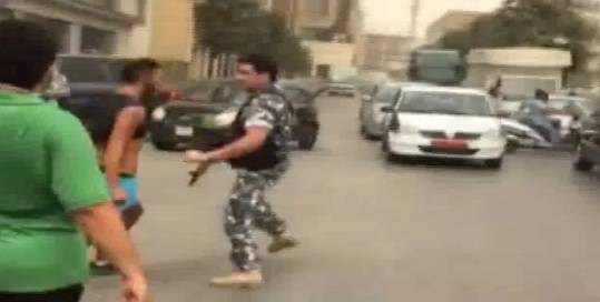 بالفيديو: إشكال بين احد المعتصمين وعنصر من قوى الامن في محيط مجلس النواب