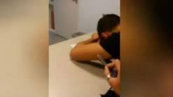 بالفيديو.. أستاذ يوقظ طالب نائم بطريقة غريبة