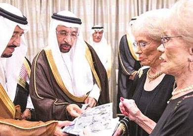 صورة للشقيقتين الأميركيتين مع الملك سلمان.. بعد صورة مع والده منذ 68 عامًا
