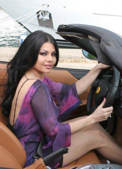 بالصورة: هيفا وهبي تستغل العاصفة الرملية!