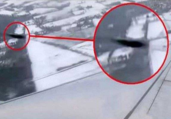 بالفيديو.. نجاة طائرة من الاصطدام بجسم غامض