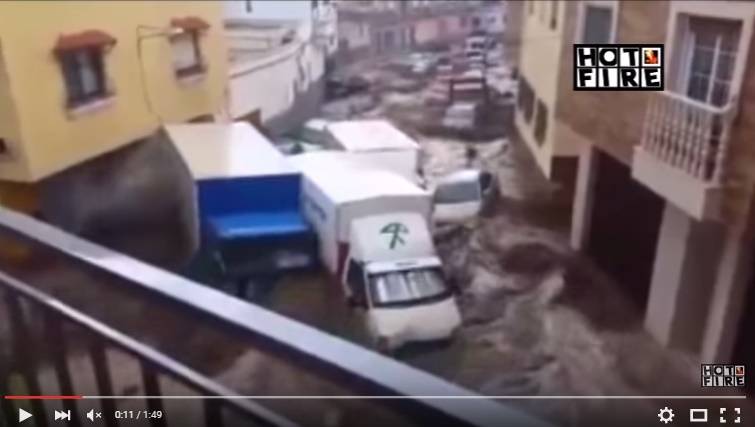 بالفيديو.. سيول تجرف السيارات في إسبانيا