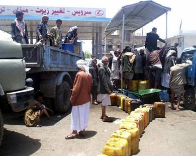 الحكومة اليمنية تتهم الحوثيين ببيع المشتقات البترولية في السوق السوداء