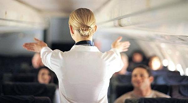 إيقاف مضيفة طيران عن العمل بعد رفضها تقديم الكحول للركاب!