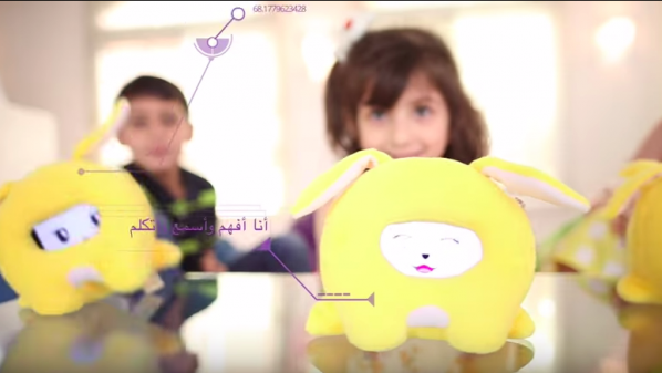 "لوجي" .. أول دمية عربية تعليمية ذكية تفهم الكلام العربي