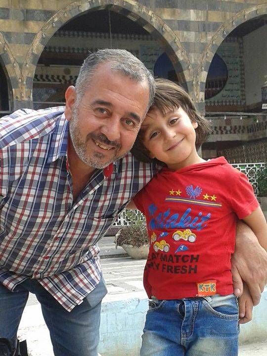 مَن هو الرجل الذي سقط حاملاً ابنه بين ذراعيه بركلة صحفية مجرية...؟