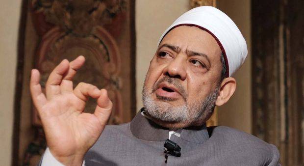 بسبب شيك مالي من قطر معركة حامية الوطيس بين شيخ الازهر ووزير الاوقاف