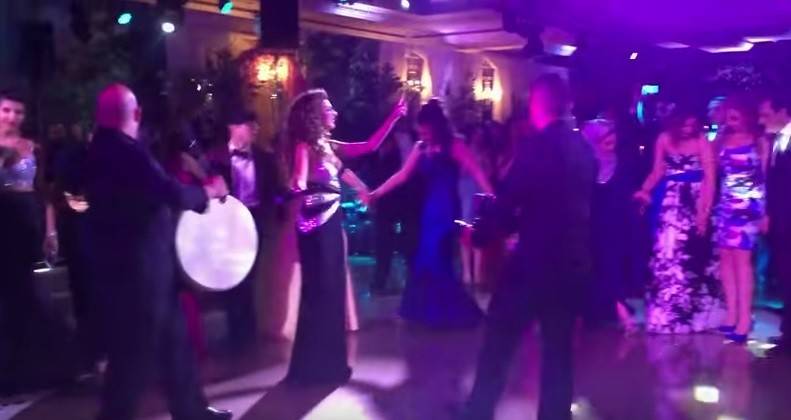 بالفيديو.. ميريام فارس تغنّي والجمهور "يدبك"