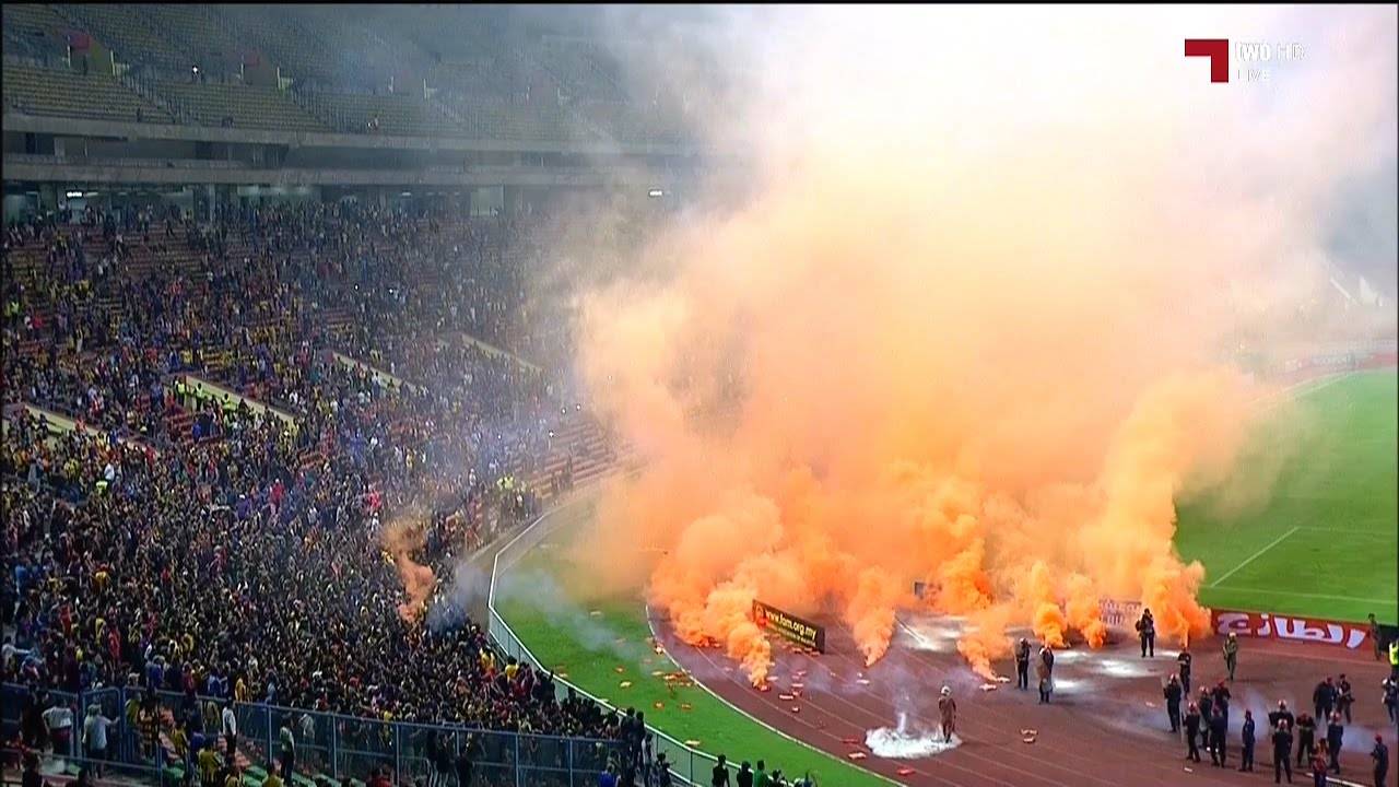 بالفيديو.. شغب الجمهور يوقف مباراة السعودية وماليزيا قبل نهاية المباراة