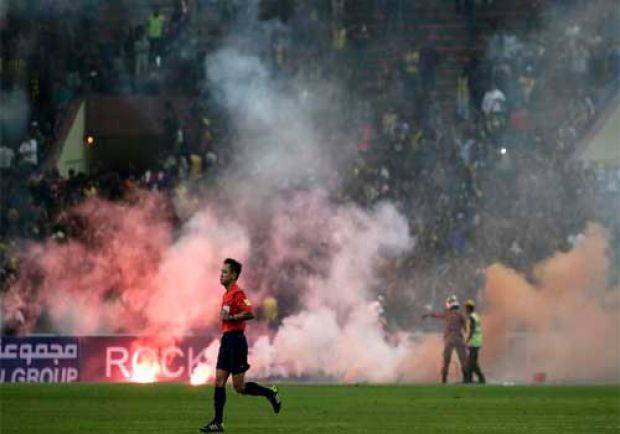 شاهد.. توقف مباراة المنتخب السعودي مع نظيره الماليزي بعد شغب وهتافات "النصر لليمن"