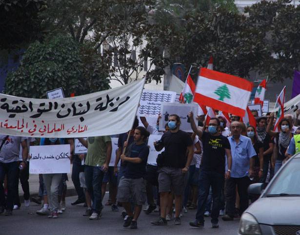 الحراك المدني يُجدّد مشروعيّته الشعبيّة... حشود رغم العاصفة الرمليّة
الغضب الشعبي يقصف طاولة الحوار...«فاشلون...إرحلوا»
«طلعت ريحتكم» تستهدف مواكب «الحواريين» بالبيض والحراك يتحوّل الى الضربات النوعيّة