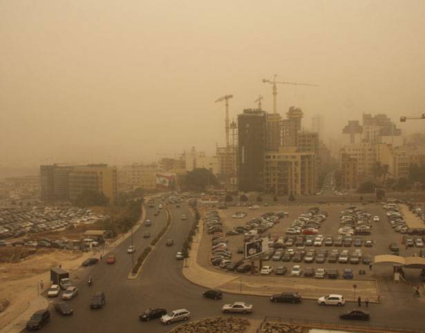 العاصفة الرمليّة... شرّ البليّة من يضحك على مواقع التواصل
خسائرها قدرت بـ100 مليون دولار يومياً للاقتصاد
المزارعون رفعوا «الصوت» والقطاعان السياحي والتجاري الأكثر تضرراً