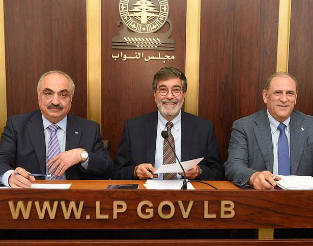 اتهموا باسيل بهدر الملايين وسألوه أين الـ 24 ساعة على 24؟
نواب من «المستقبل» قدّموا استجواباً لوزير الطاقة
حول أسباب انهيار التغذية الكهربائيّة وحرمان اللبنانيين منها
