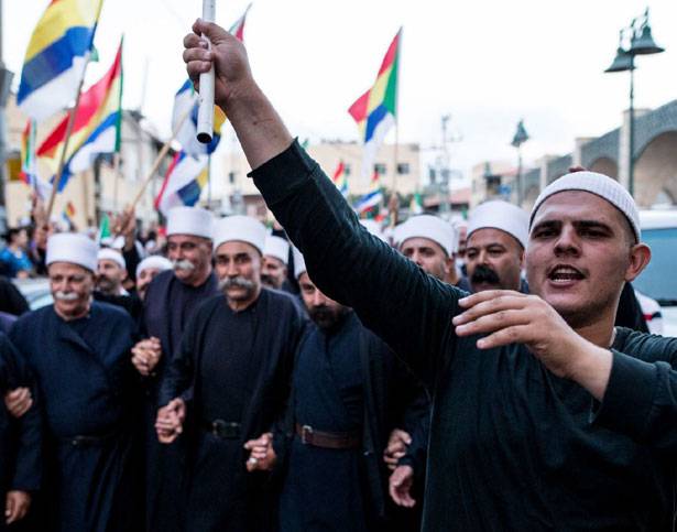 دروز سوريا غاضبون ودروز لبنان منقسمون