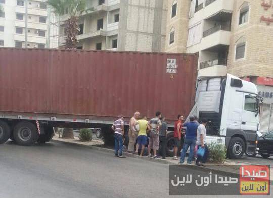 غباء سائق شاحنة يتسبب بزحمة سير خانقة على الاوتوستراد الشرقي لمدينة صيدا
