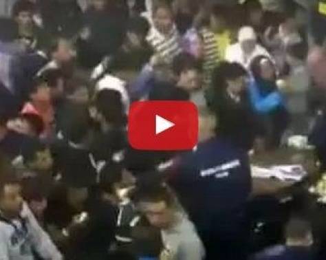 فيديو مؤثر جداً- تقديم الطعام بطريقة "غير انسانية" للسوريين