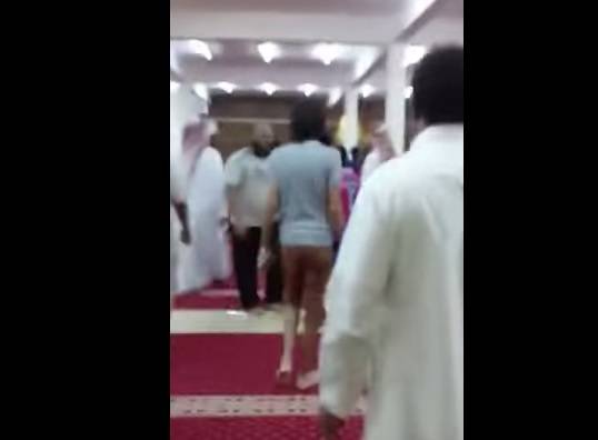 بالفيديو: سكران يغني على مكرفون المسجد "يا نونو.. يا نونو"