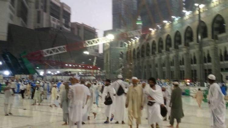 بعد غزو القرود لمكة .. مئات القتلى والجرحى في سقوط رافعة ضخمة على المعتمرين في الحرم المكي
