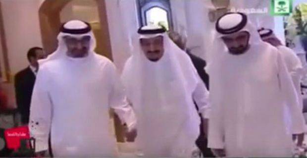 شاهد رد فعل الحارس الشخص للملك سلمان بعد اشتباهه في أمر خلف الملك