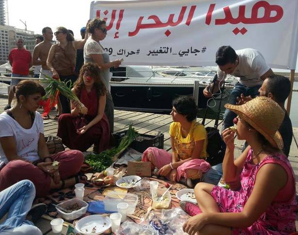 الحراك يرفض خطة شهيب للنفايات ورد عنيف للاشتراكي
سلام مستاء ولا جلسات للحكومة وموفد لجعجع زار عون