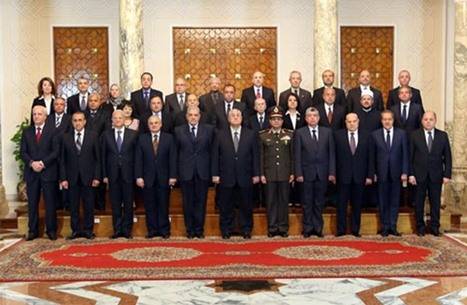 الأسباب السبعة التي أطاحت بحكومة "محلب"