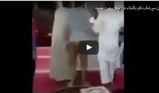 شاب يغني عبر ميكروفون مسجد بالسعودية (فيديو)