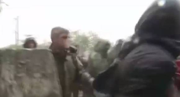 بالفيديو.. هراوات تتساقط على لاجئين في مقدونيا