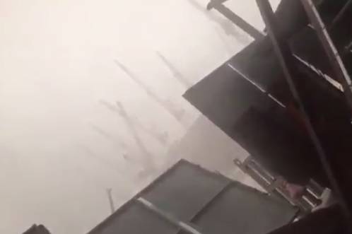 فيديو .. لحظة سقوط رافعه في الحرم .. الحادث الذي أسفر عن 87 حالة وفاة و 184 إصابة حتى اﻵن !