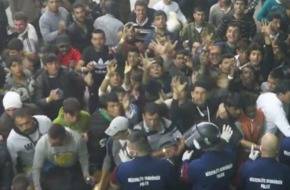 بالفيديو.. شرطة المجر تلقي الطعام بطريقة "مهينة" على اللاجئين