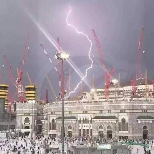 الرافعة السعودية ارتجت 15 دقيقة قبل سقوطها
