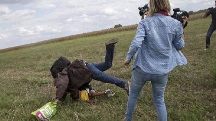 قراصنة تونسيون يهاجمون موقع القناة الهنغارية بعد ركل مصورتها للاجئين