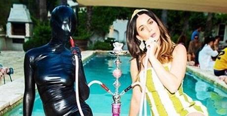كايتي بيري عن تدخن النرجيلة: أنفس فيها همومي