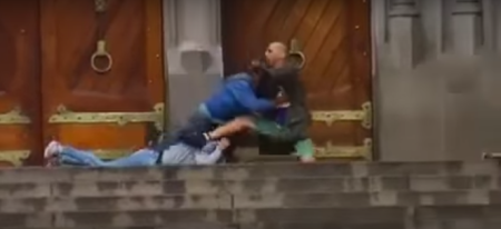 بالفيديو.. مشرد يضحي بحياته لإنقاذ رهينة