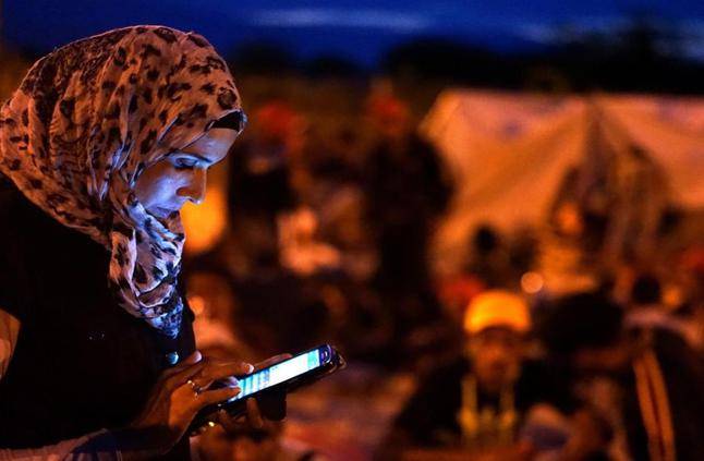 هل امتلاك هاتف نقال سبب كاف لنفي صفة لاجئ؟