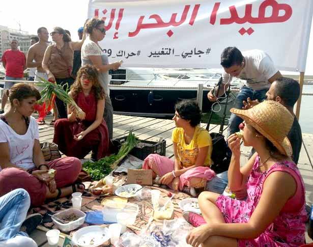 رفضاً للاستئثار بالأملاك العامّة
شبّان من حملة «جايي التغيير» تحرّكوا
من «زيتونة بايّ» الى الدالية في الروشة