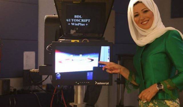 مذيعة 