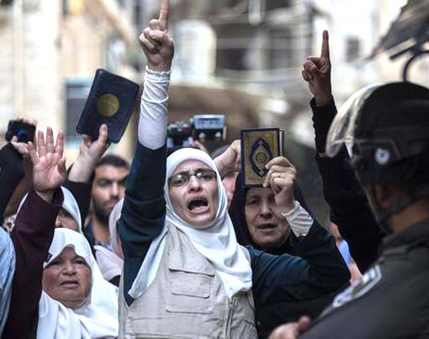 اسرائيل تسعى لتقسيم المسجد زمنياً ومكانياً وصمت عربي ودولي