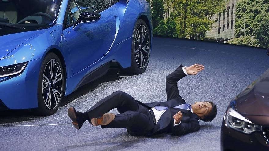 سقوط مدير "BMW" أثناء مؤتمره الصحافي