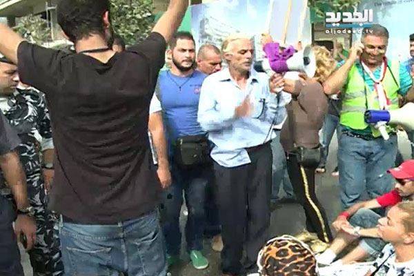 ناشطون في الحراك الشعبي يغلقون المنافذ المؤدية الى وزارة البيئة
