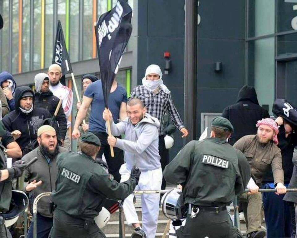 علم "داعش" بين اللاجئين في ألمانيا