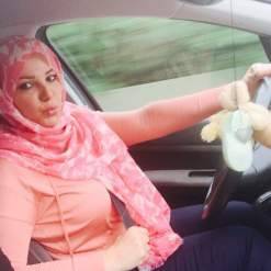 شقيقة مي حريري "المحجبة" تشبهها جداً