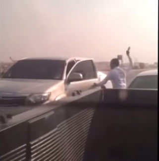 السعودية: فيديو مرعب لشخص يضرب آخر بالساطور