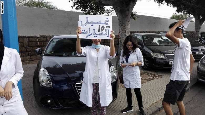 احتجاج طلبة الطب المغاربة ببيع المناديل وغسل السيارات يثيرُ جدلًا واسعًا